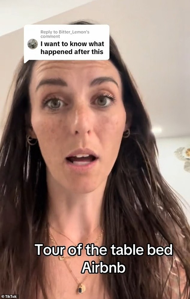 Erica montre la maison avec de vrais lits