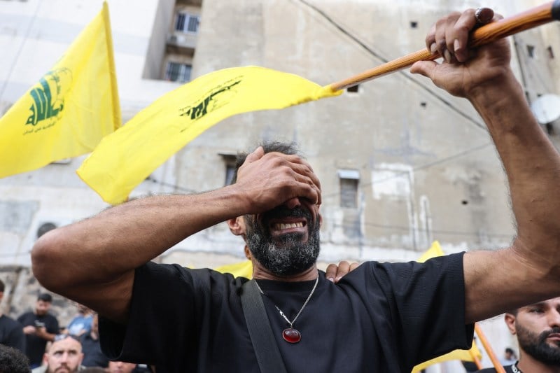 Un homme brandissant un drapeau jaune