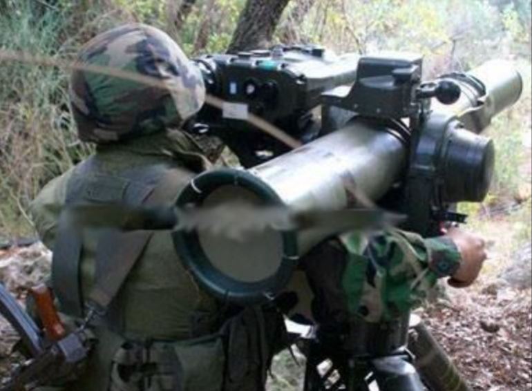 Membre du Hezbollah avec un missile anti-char Kornet