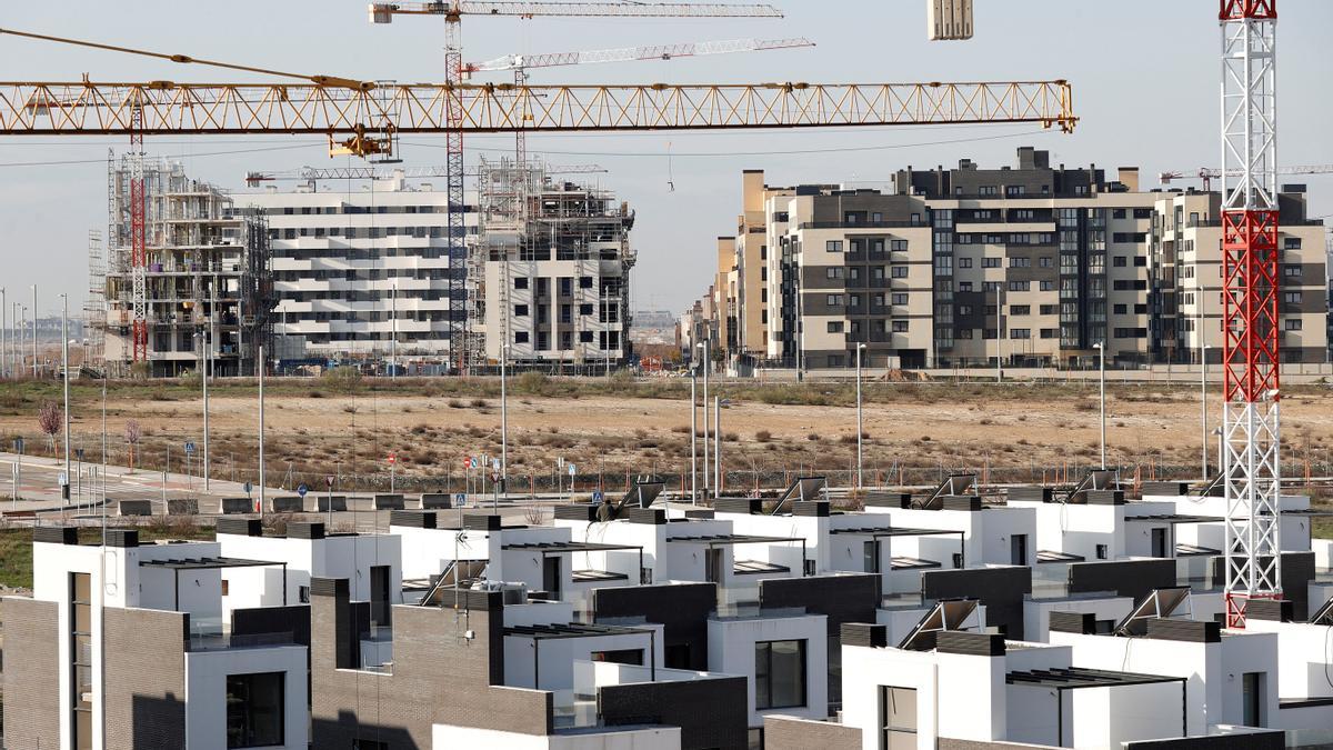 Vue de plusieurs blocs de logements en construction.