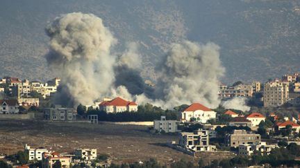 Un panache de fumée se déverse après une frappe aérienne israélienne sur le village de Khiam, au sud du Liban, près de la frontière avec Entité sioniste, le 7 octobre 2024.