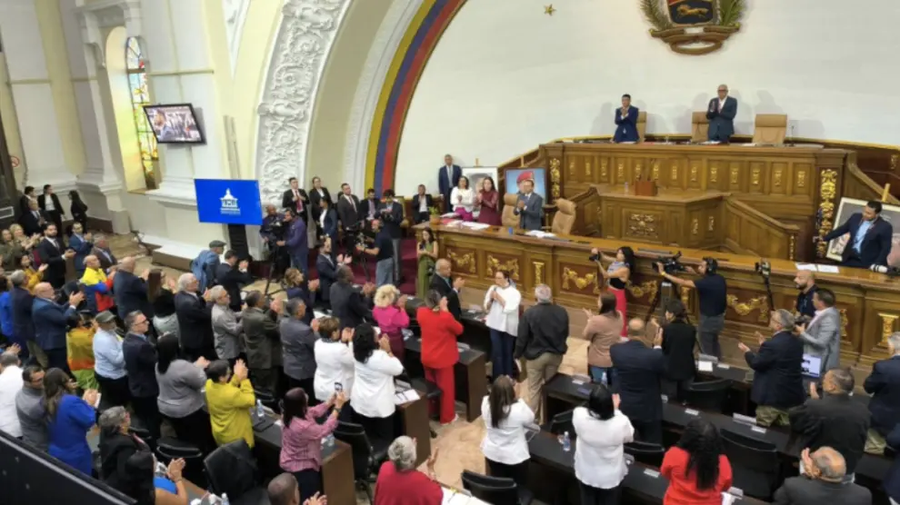 La Asamblea Nacional de Venezuela suspende el debate sobre la situación con España.