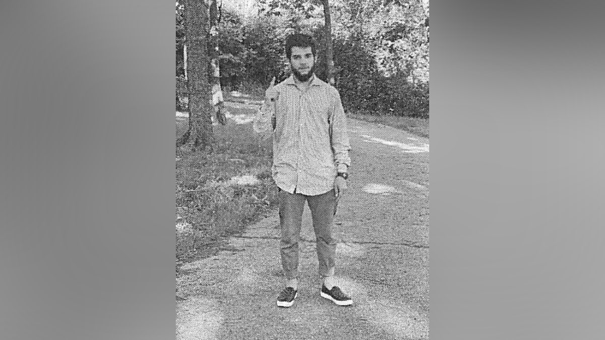 Nasir Ahmad Tawhedi, 27 en train de faire le geste de la 'Tawhid'