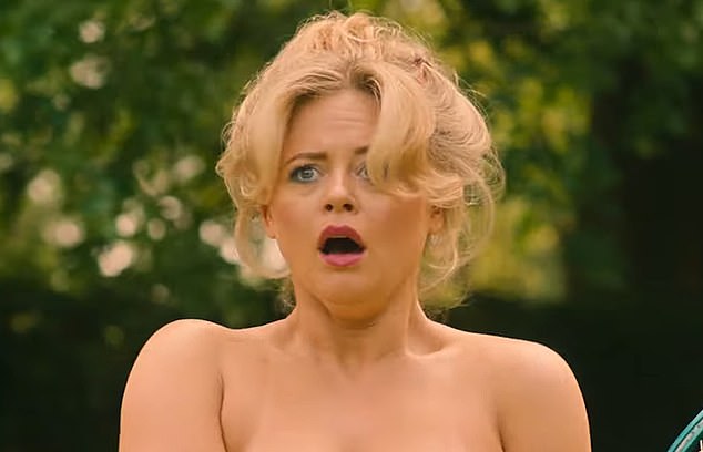 Sarah Stratton et Rupert en train de jouer au tennis nus