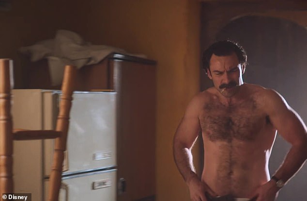 Aidan Turner sans chemise dans Rivals