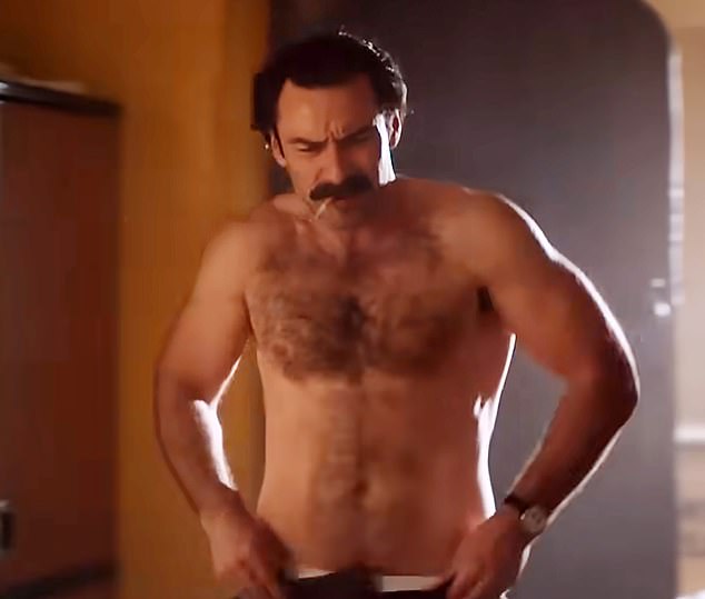 Aidan Turner dans Rivals, affichant son corps musclé