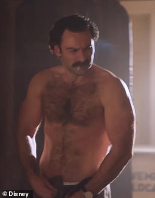 Aidan Turner à nouveau torse nu dans Rivals