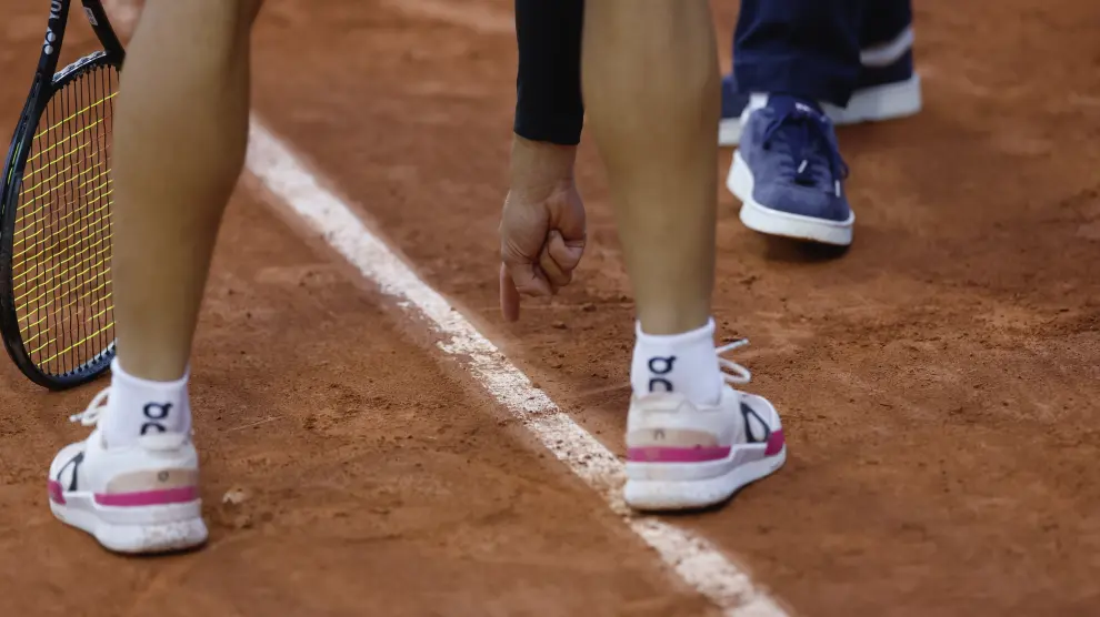Un joueur réclame une balle dehors lors de Roland Garros.