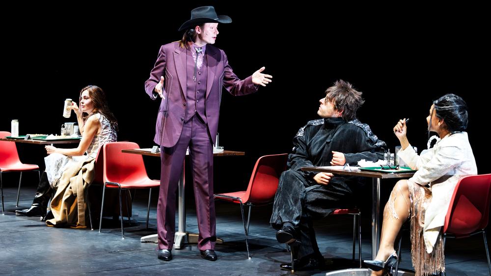 Robert Lepage: Sieben Ensemblemitglieder der Berliner Schaubühne spielen mehr als 60 Figuren: Weißt du, wer du gerade bist?