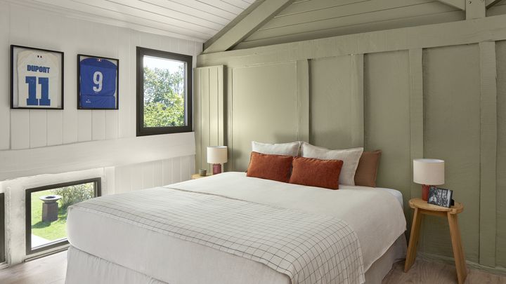 Chambre décorée de maillots et trophées d'Antoine Dupont