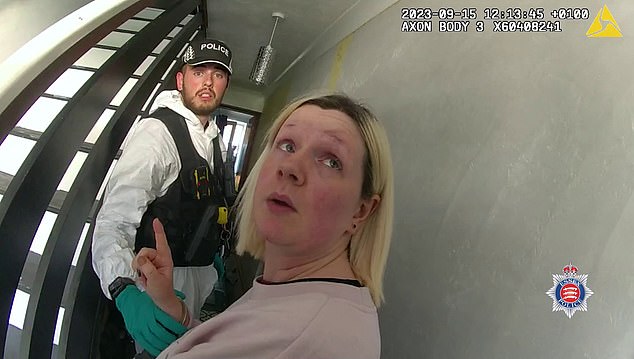 Virginia indiquant l'endroit où se trouve le corps de sa mère.