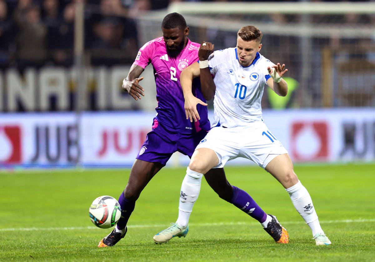 Ermedin Demirovic en duel avec Toni Rüdiger