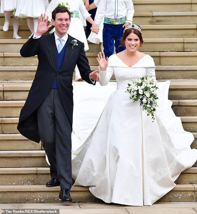 Eugenie et Jack sur les marches de la chapelle Saint-Georges, Windsor, le jour de leur mariage, le 12 octobre 2018