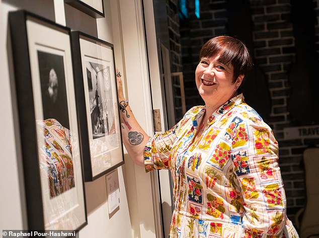 Sharon Latham lors du lancement de son exposition A New World Blazing