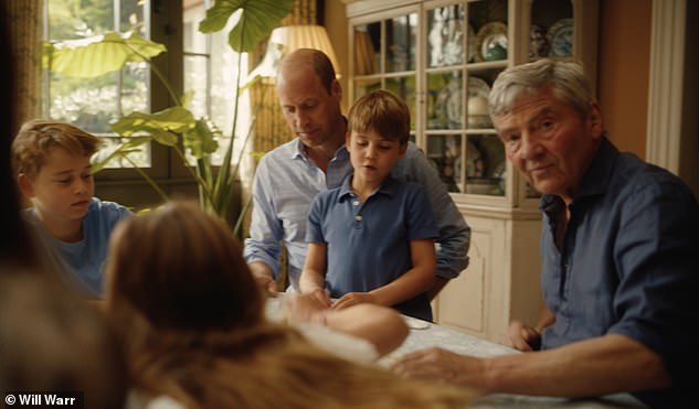 Les fans royaux ont entrevu la famille jouant aux cartes pendant la vidéo émotive de Kate, où elle a annoncé la fin de sa chimiothérapie.