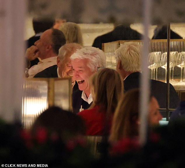 Phillip Schofield de bonne humeur lors de la sortie