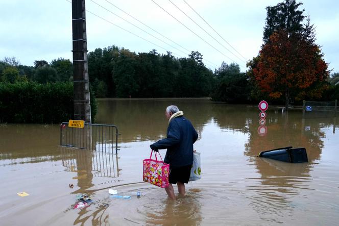 Dans une rue inondée de Pommeuse, en Seine-et-Marne, le 10 octobre 2024, après le passage de la dépression de Kirk.