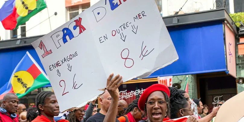 À Paris, le 21 septembre, une manifestation en soutien au mouvement de protestation contre la vie chère qui a lieu en Martinique.