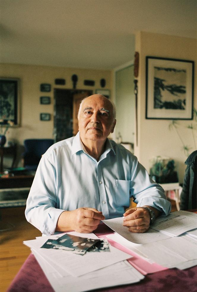 Michel London avec le manuscrit de « Rendez-vous avec la mort », dans son appartement parisien, le 26 septembre.