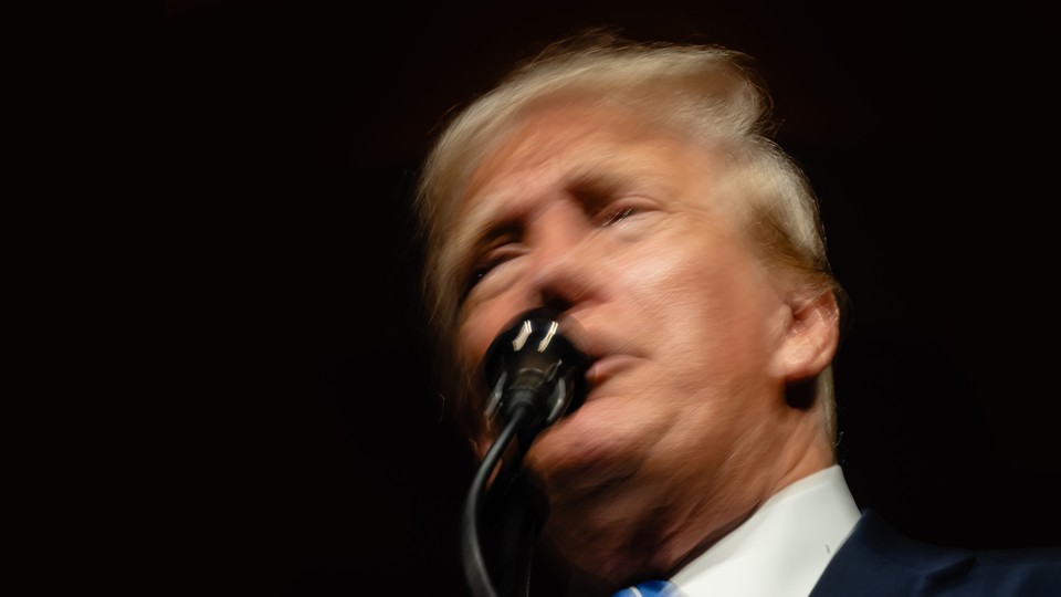 Photographie floue du visage de Donald Trump
