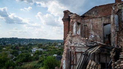 Un bâtiment endommagé par les combats à Koupiansk, Ukraine, le 5 septembre 2023. (WOLFGANG SCHWAN / ANADOLU AGENCY / AFP)