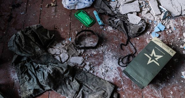 Des rations et vêtements de soldats russes dans une base à Izium