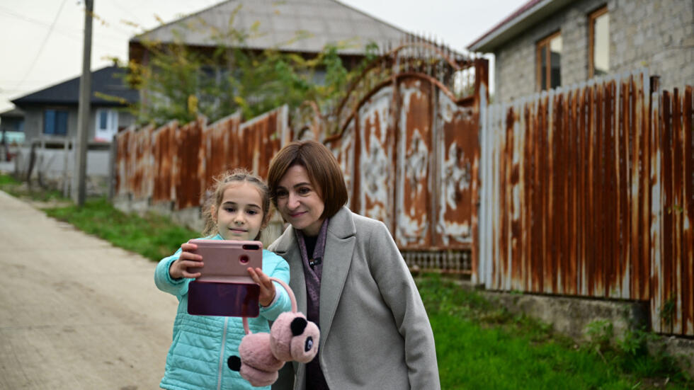 La présidente de la Moldavie, Maia Sandu, en campagne, le 15 octobre 2024, à Bardar.