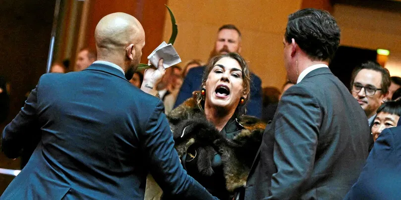 La sénatrice australienne Lidia Thorpe a été escortée par la sécurité après avoir pris à partie le roi Charles III, à Canberra, ce lundi 21 octobre 2024.