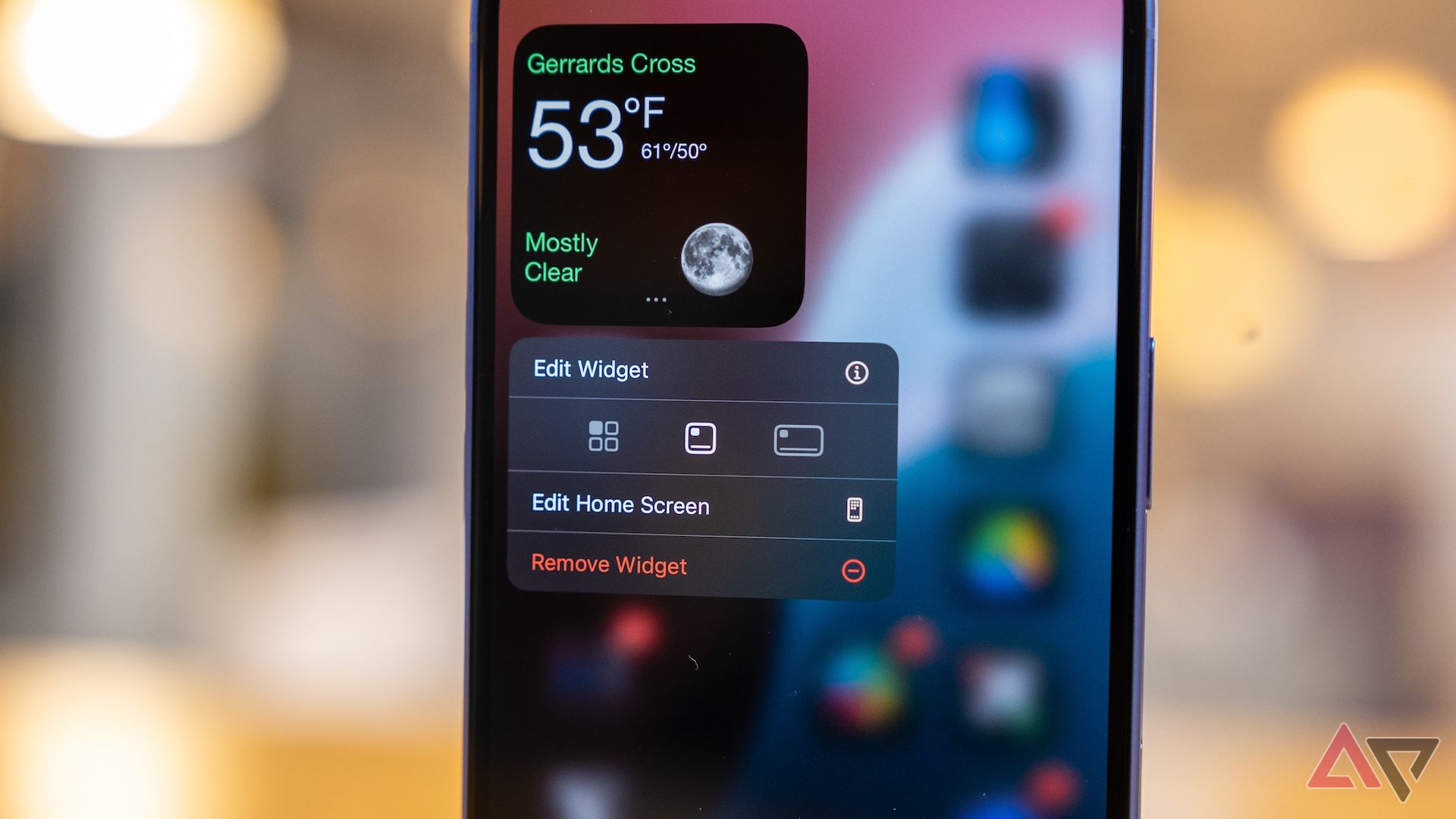 iPhone 16 affichant des widgets sur l'écran d'accueil