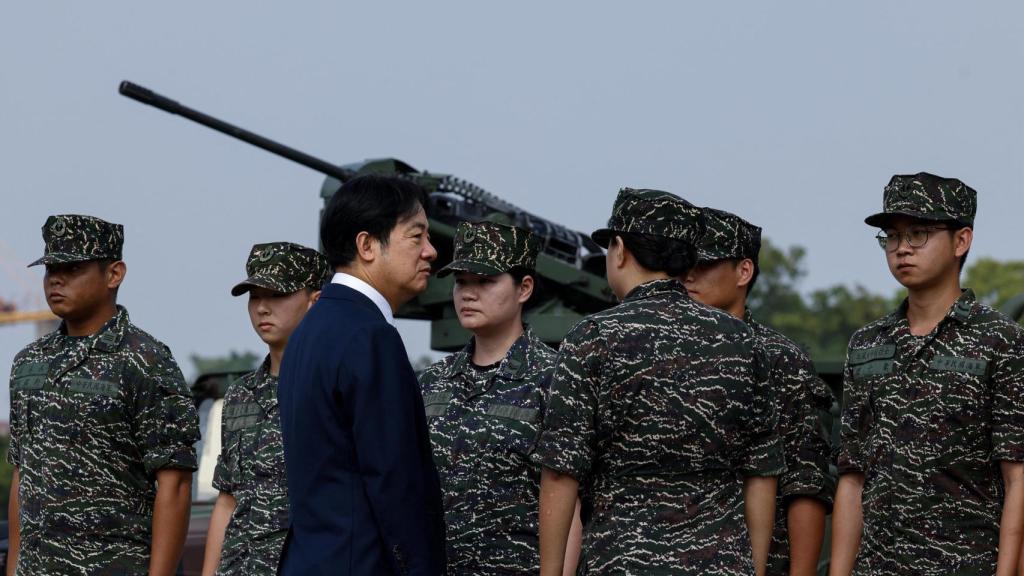 Le président taïwanais Lai Ching-te lors d'une visite à une base militaire le 18 octobre, après les récentes manœuvres chinoises.