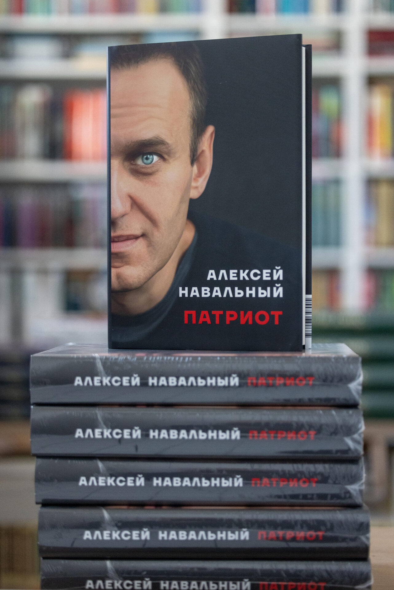 L'édition en langue russe de 'Patriote', les mémoires posthumes de l'opposant russe Alexeï Navalny, dans une librairie de Varsovie le 22 octobre 2024