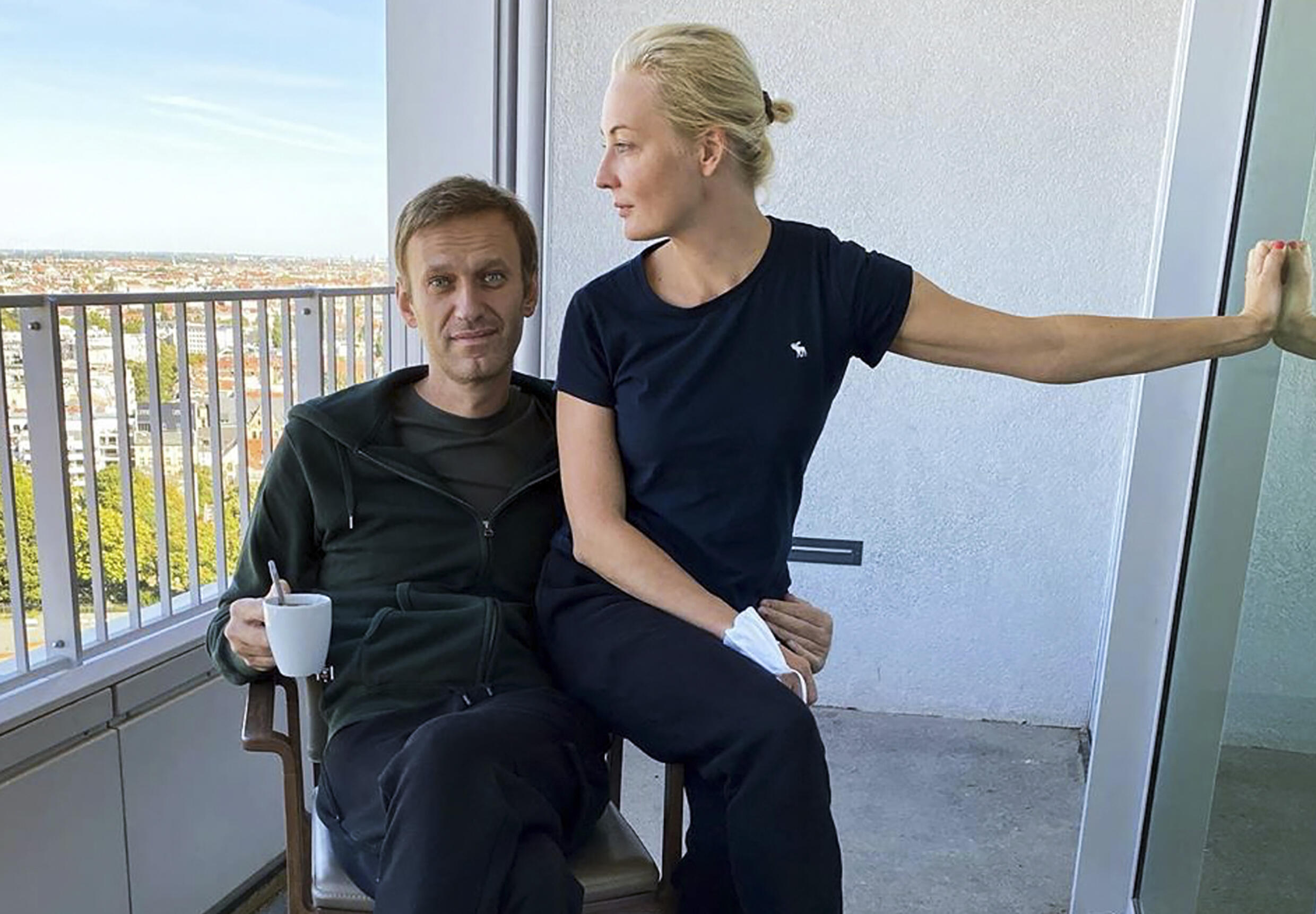 Photo postée par Alexeï Navalny sur Instagram, de lui et de sa femme Ioulia Navalnaïa à l'hôpital où il a été soigné à Berlin