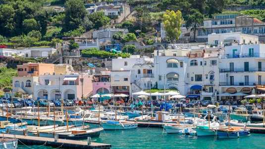 Un port de l'île de Capri.