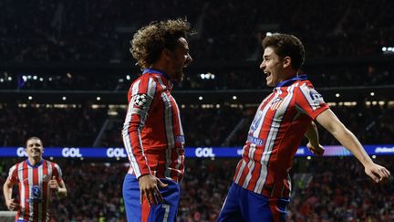 Antoine Griezmann et Julian Alvarez après l'ouverture du score de l'Atlético de Madrid contre Lille en Ligue des champions, le 23 octobre 2024. (OSCAR DEL POZO / AFP)