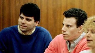 Erik et Lyle Menendez ici en 1993. Les deux frères ont été condamnés à la prison à perpétuité pour le meurtre de leurs parents, mais ils pourraient être libérés.