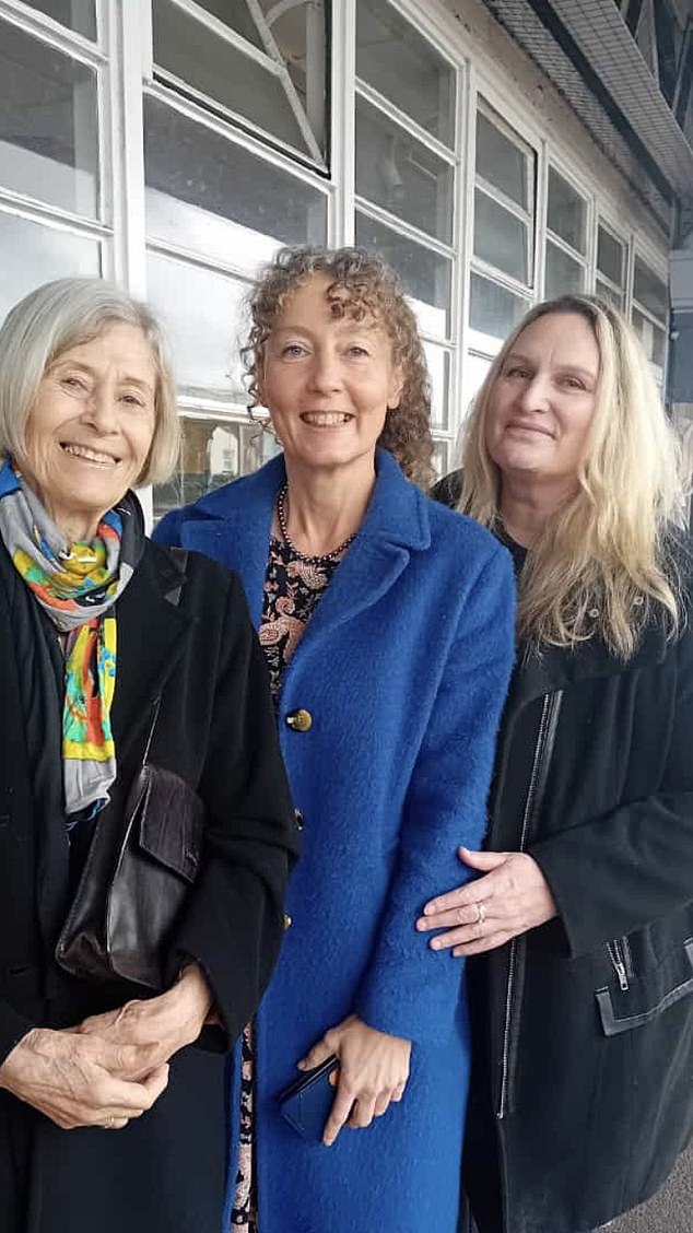 Samantha, avec sa mère adoptive Veronica et sa sœur Gabby, ont un lien étroit.