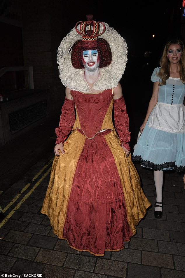 Joel Dommett en reine Elizabeth I