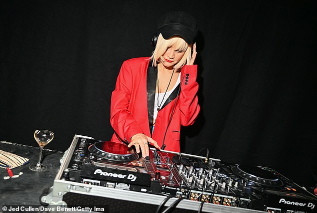 Laura Whitmore en mixant pour les invités