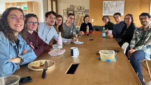 Un groupe de personnes autour d'une table