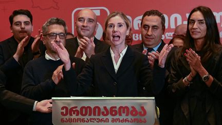 Tina Bokuchava, à la tête du Mouvement national uni (MNU), réagit aux résultats en Géorgie. (VANO SHLAMOV / AFP)