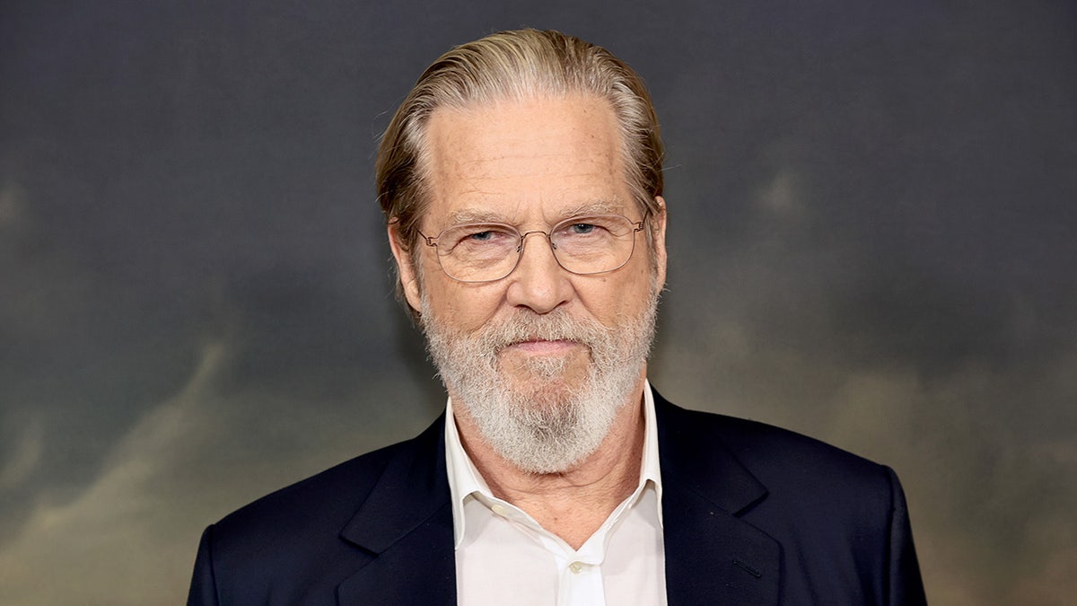 Jeff Bridges en tenue noire.