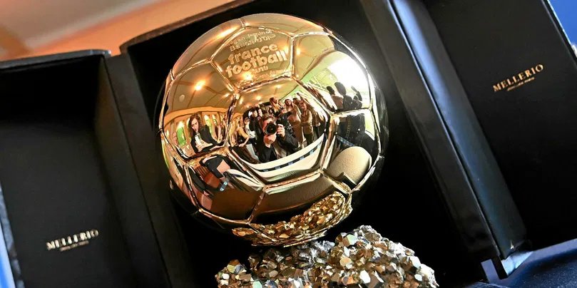 Le Ballon d'or exposé devant des fans au stade Geoffroy-Guichard à Saint-Étienne, le 23 octobre 2023.