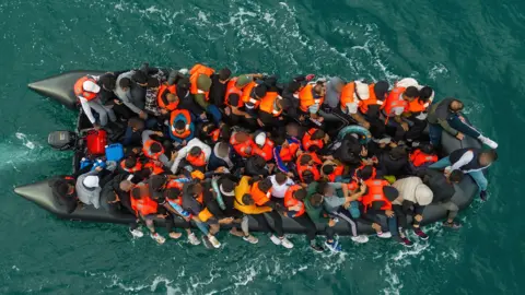 Un bateau pneumatique surchargé de migrants