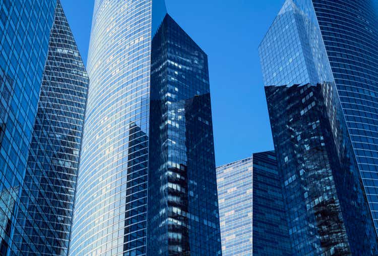 Façades d'un bureau moderne dans un quartier des affaires par une journée ensoleillée