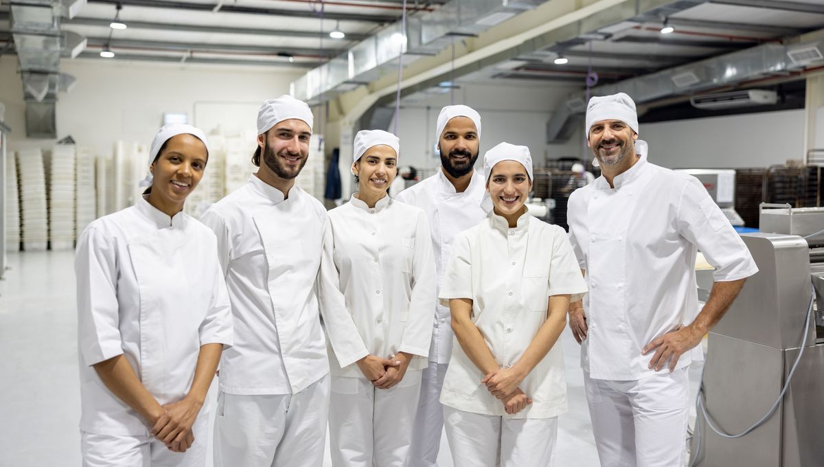 Groupe de travailleurs travaillant dans une boulangerie industrielle