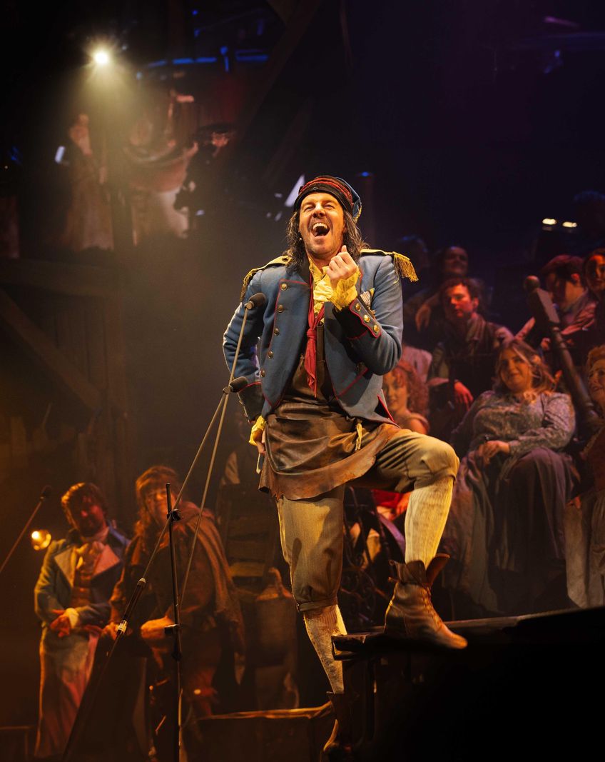Gavin Lee interprète un Thénardier méchamment burlesque.