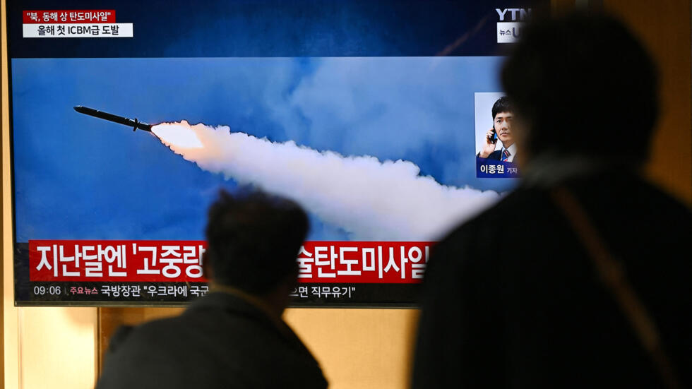 Un tir de missile effectué par la Corée du Nord et retransmis sur les télévisions à Séoul, jeudi 31 octobre 2024.