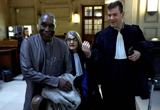Le docteur Eugène Rwamucyo et ses avocats, à la cour d’assises de Paris, le 1ᵉʳ octobre 2024.