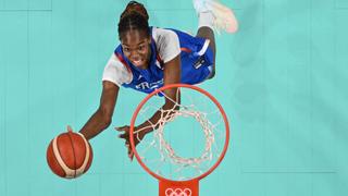Dominique Malonga devient la première Française à dunker en match à seulement 18 ans (photo prise pendant les JO de Paris, le 29 juillet).