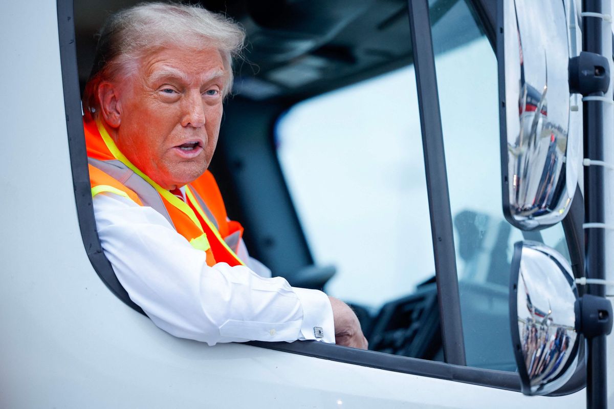 Donald Trump s'adresse aux journalistes depuis un camion poubelle.